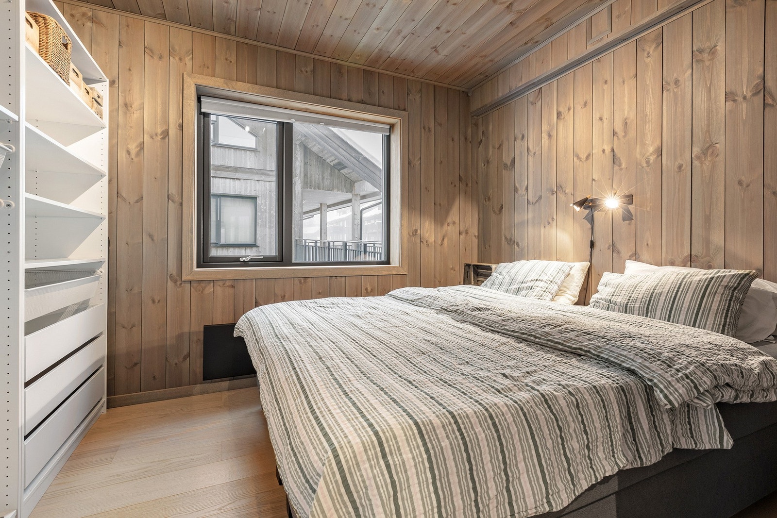 Begge soverommene er lett tilgjengelige fra entré/gang og ligger skjermet fra oppholdsrommet, noe som gir gode forhold for ro og privatliv. Galleribilde