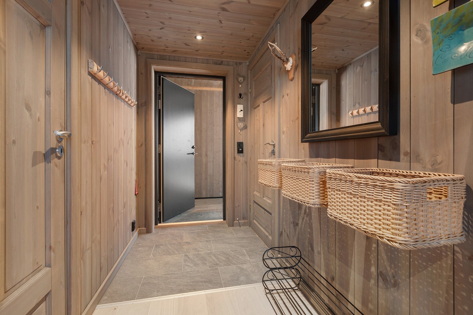 Romslig gangareale med flislagt gulv. Galleribilde