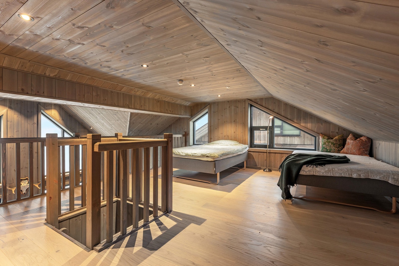 Hemsen har mange bruksmuligheter og er i dag innredet med seng. Det påpekes at arealet ikke er målbart pga for lav takhøyde og at rommet ikke er godkjent for varig opphold. Galleribilde