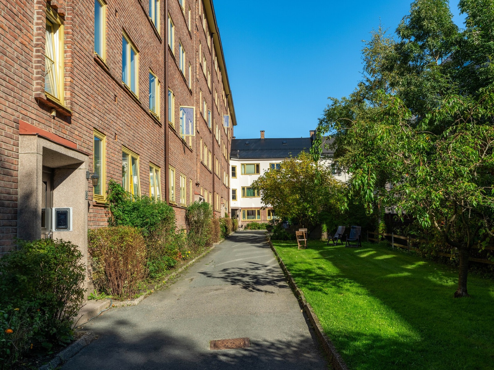 Borettslaget har et pent opparbeidet gårdsrom med gressplen, busker, beplantning og hyggelige sittegrupper for beboerne. Galleribilde