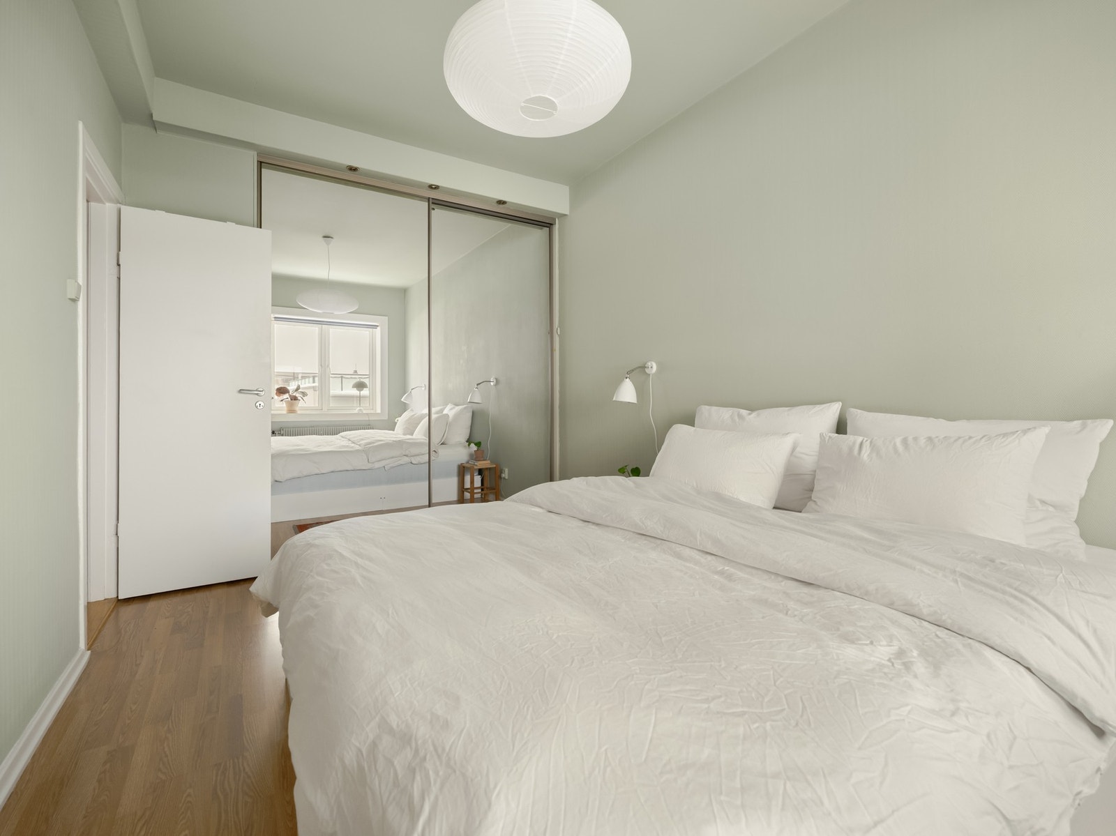 Du får også en stor skyvedørsgarderobe med på kjøpet. Galleribilde