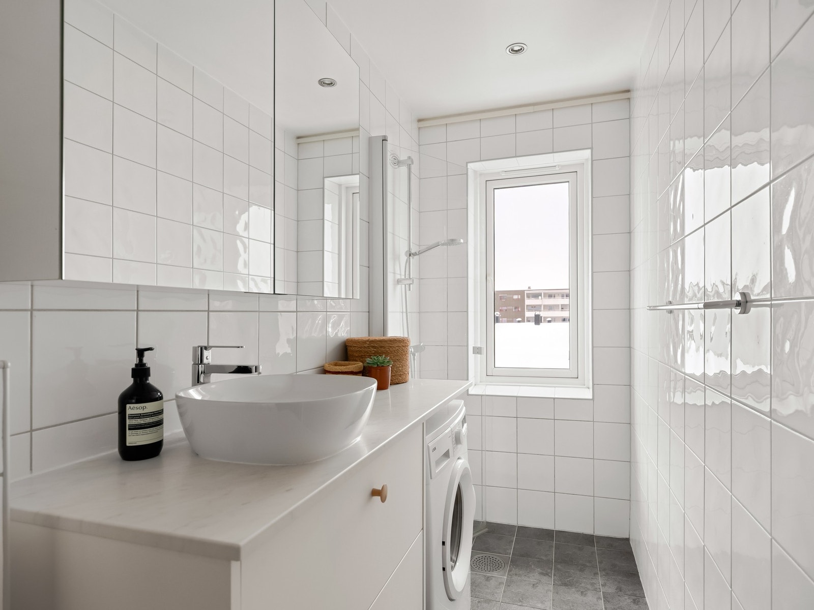 Badet består av veggmontert toalett, dusjhjørne og opplegg til vaskemaskin. Varmtvann er også inkludert i felleskostnader. Galleribilde