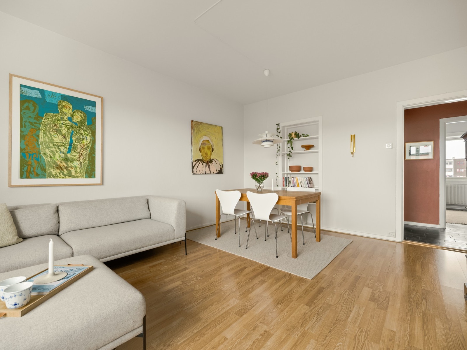 Det er også bra med plass til stort spisebord. Galleribilde