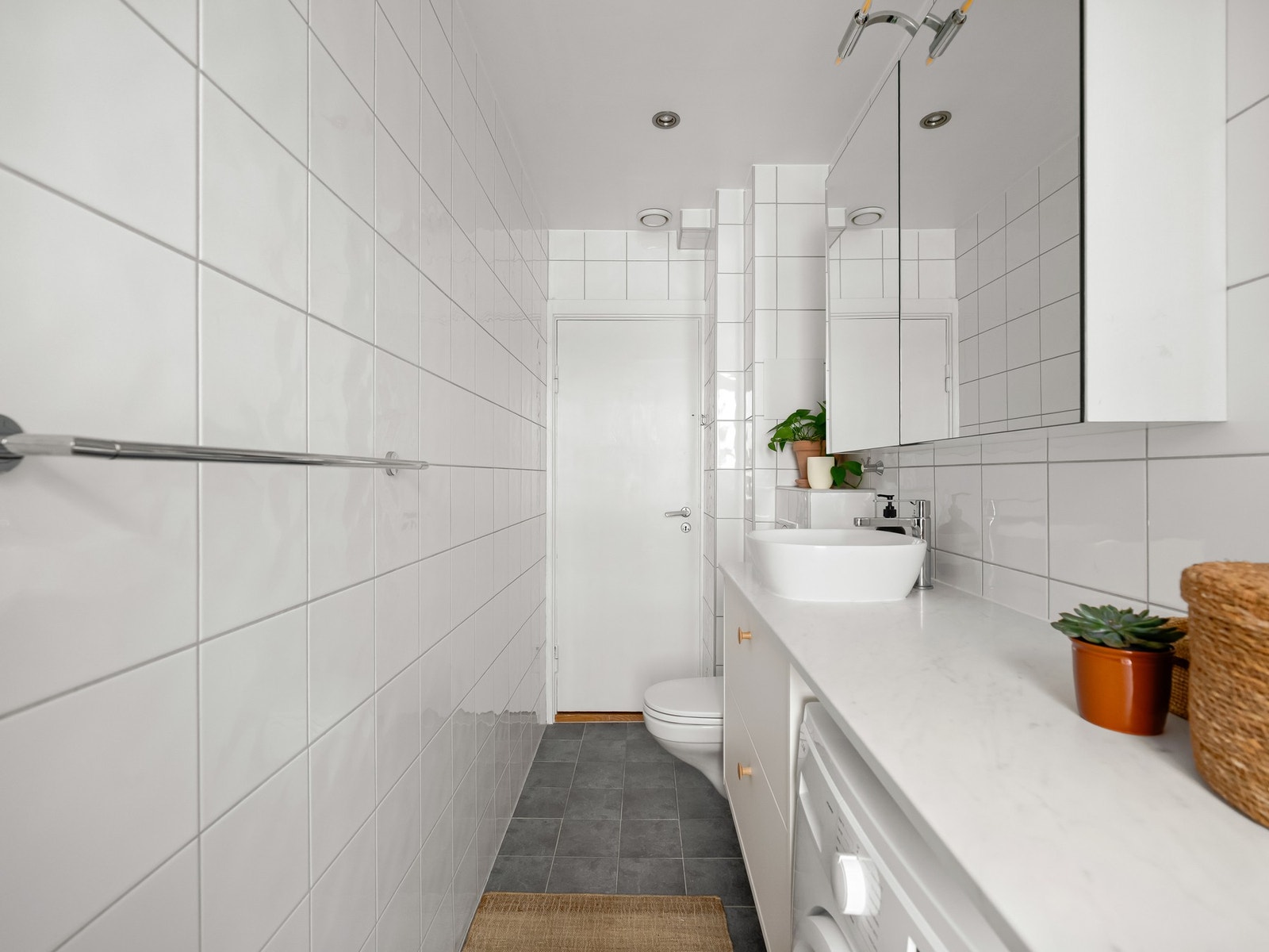 Det er naturligvis varmekabler i gulvet og downlights i himling. Galleribilde