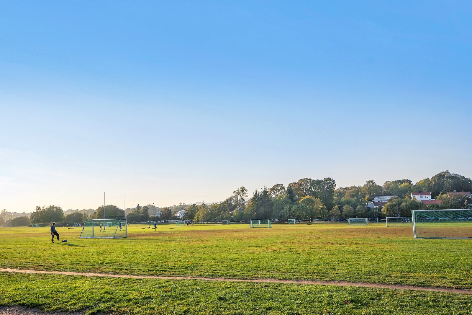 Voldsløkka ligger i kort avstand fra leiligheten. Her er det fotball- og volleyballbaner, i tillegg til store grøntområder. Galleribilde