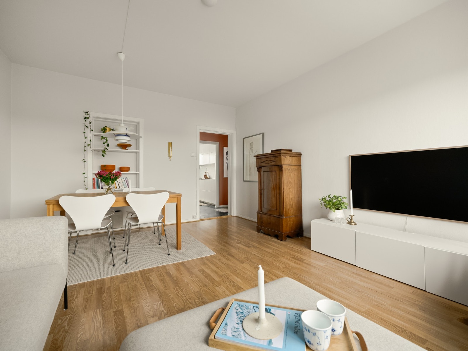 Veggflater er lysmalte og gulvet er belagt med laminat. Galleribilde