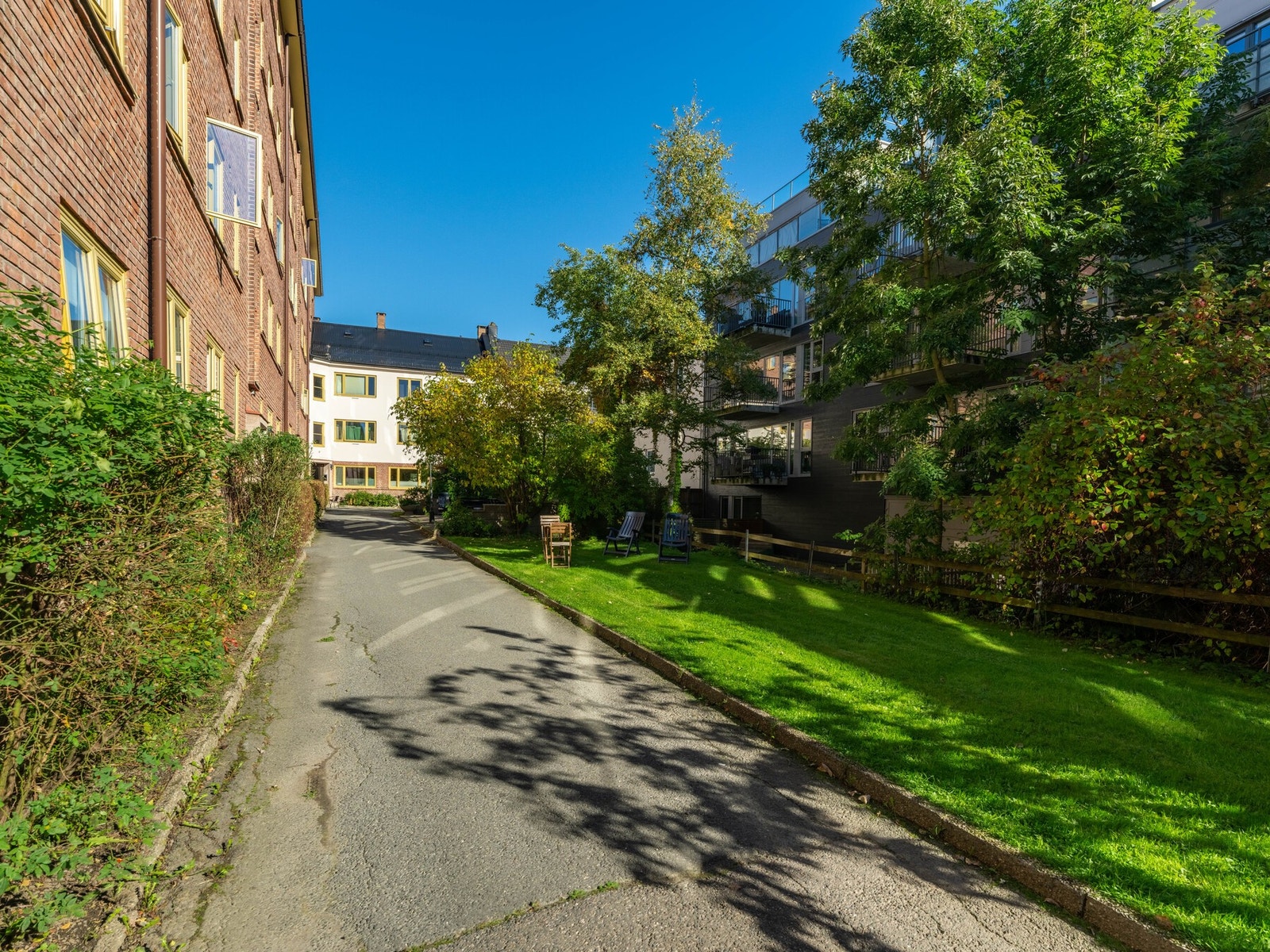 Borettslaget har et pent opparbeidet gårdsrom med gressplen, busker, beplantning og hyggelige sittegrupper for beboerne. Galleribilde