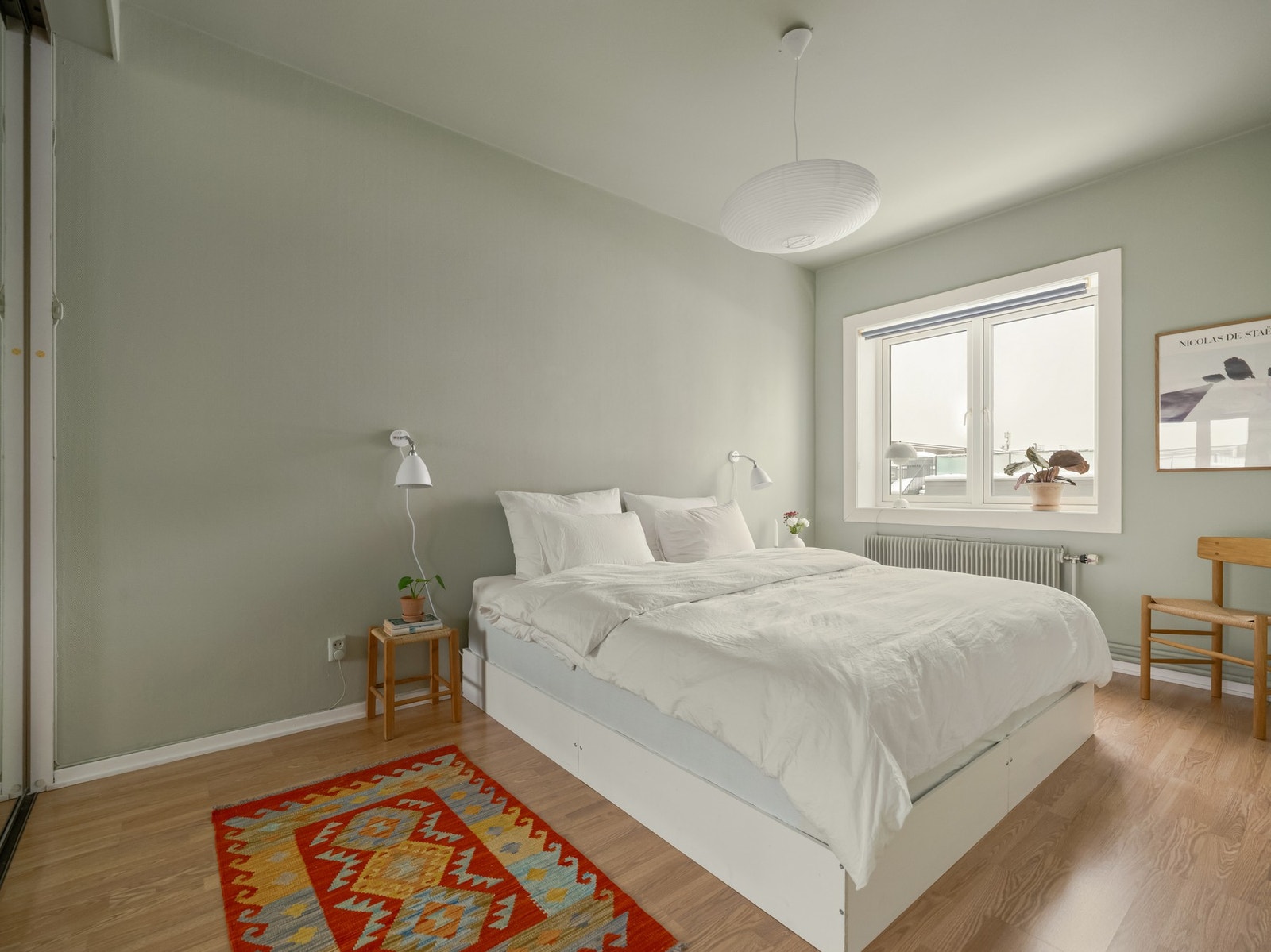 Det er svært romslig, med god plass til dobbeltseng og tilhørende nattbord. Galleribilde