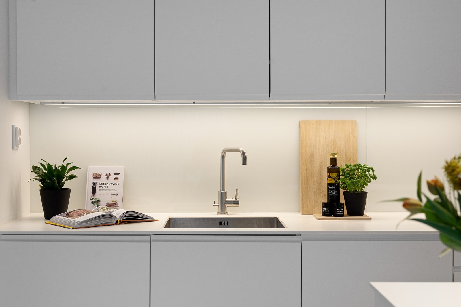 Kjøkkenet har godt med arbeidsplass for den som er glad i å lage mat. Galleribilde