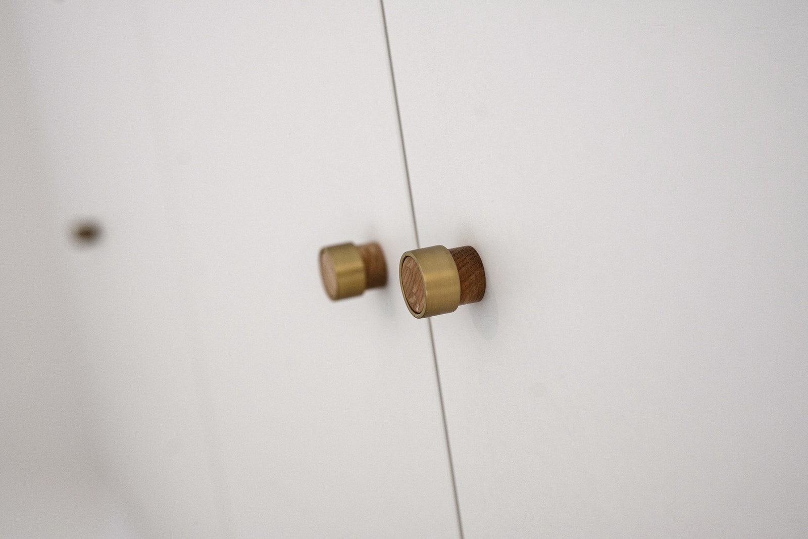 I entreen er det plassbygget garderobeskap med oppbevaringsplass for ytterklær og sko. Galleribilde