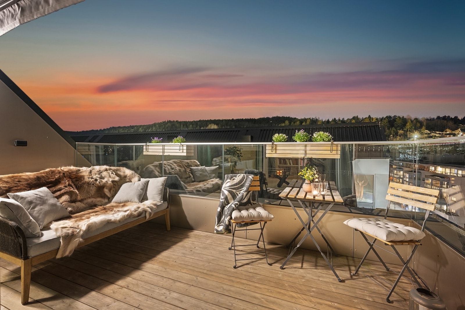 Balkongen er skjermet og har god plass til utemøbler. Galleribilde