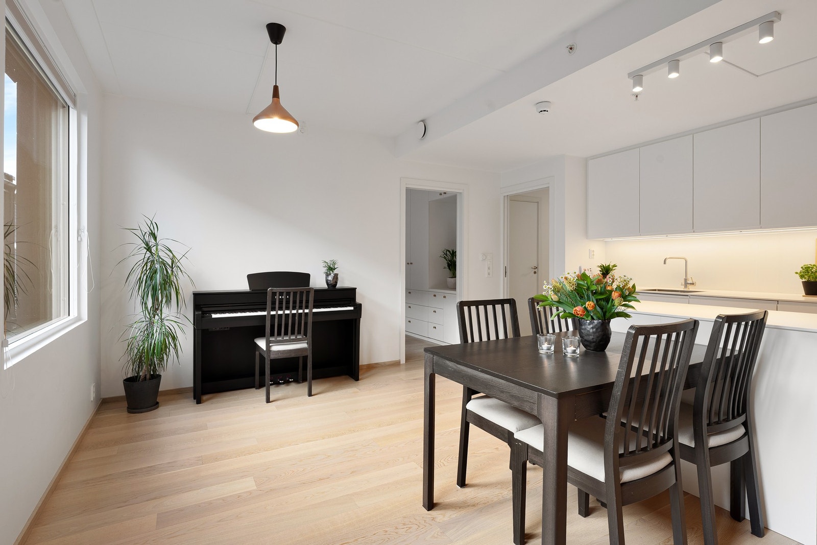 Kjøkkenet har mange møbleringsmuligheter, alt ettersom hvilke behov familien har. Galleribilde