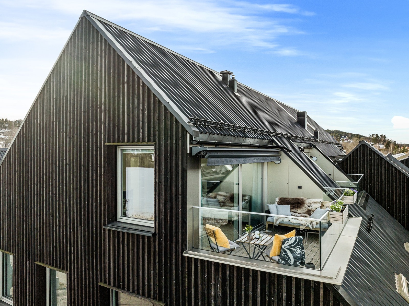 Leiligheten har god intern beliggenhet i første rekke mot vannet. Galleribilde