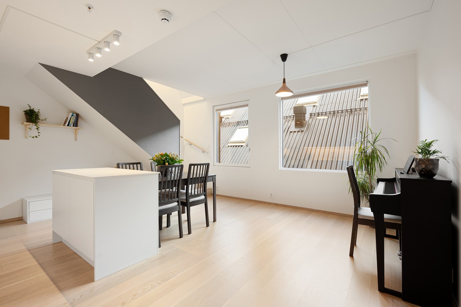 Kommer det mange gjester på besøk så er det god plass til å dekke langbord her. Galleribilde