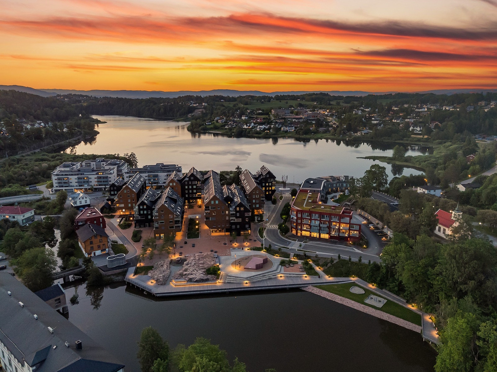 Leiligheten går over to plan og har god intern beliggenhet på populære Heggedal torg. Her er det også ca. 1 år igjen av garantien. Galleribilde