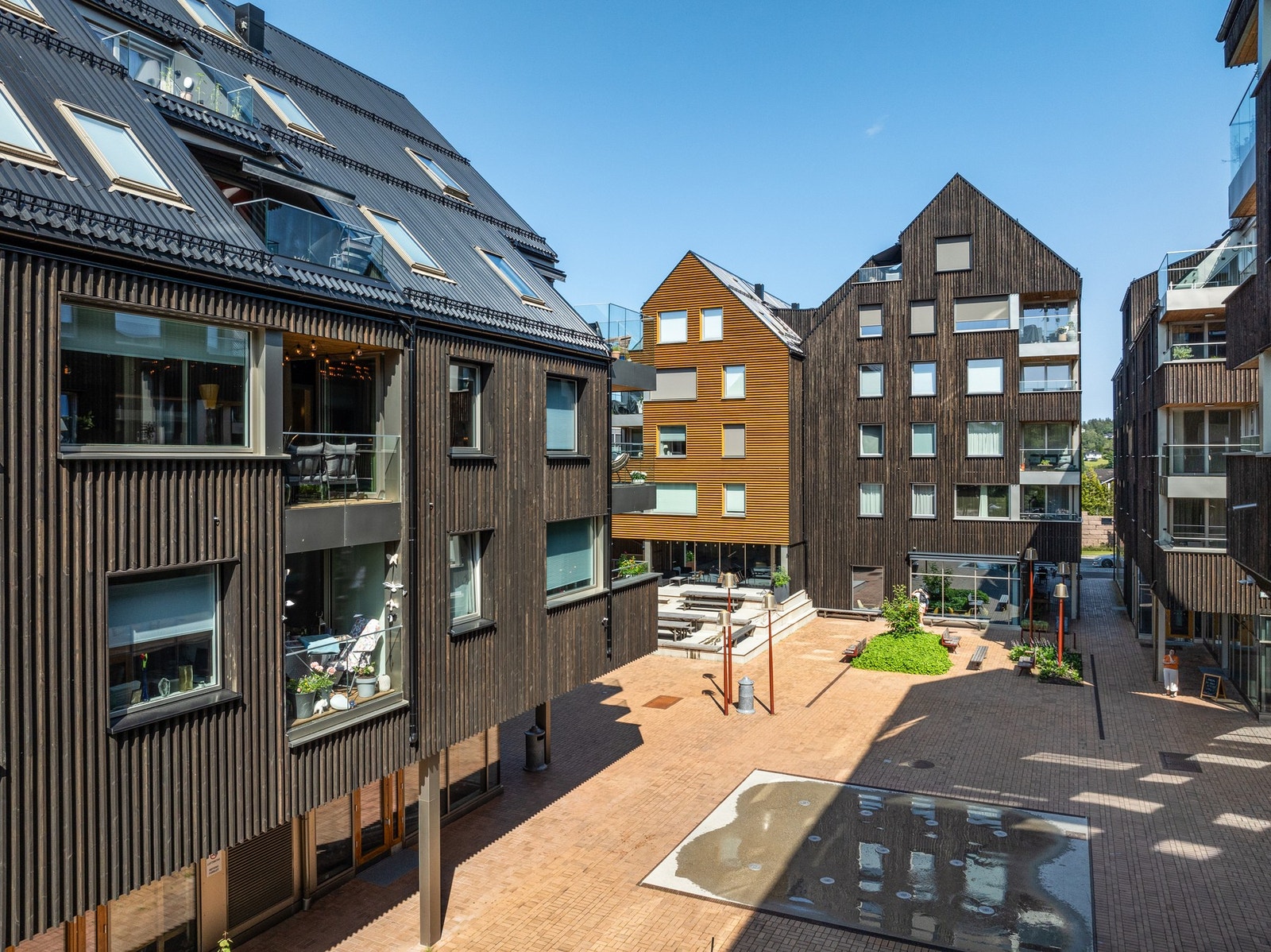 Her på Heggedal torg bor man med butikker, spisesteder og servicetilbud rett utenfor døren. Galleribilde