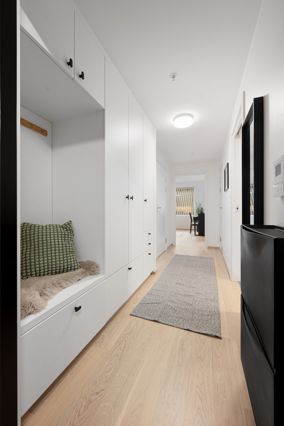 Velkommen inn! Entreen gir et flott førsteinntrykk av boligen. Galleribilde