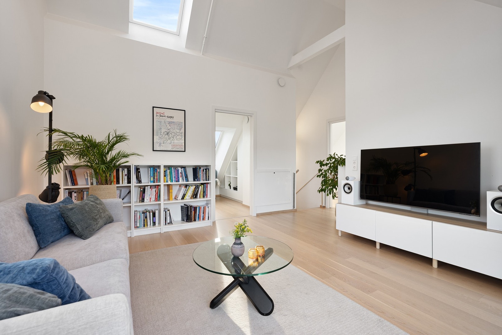 I stuen er det god plass til sofagruppe med tilhørende TV-møbel. Galleribilde