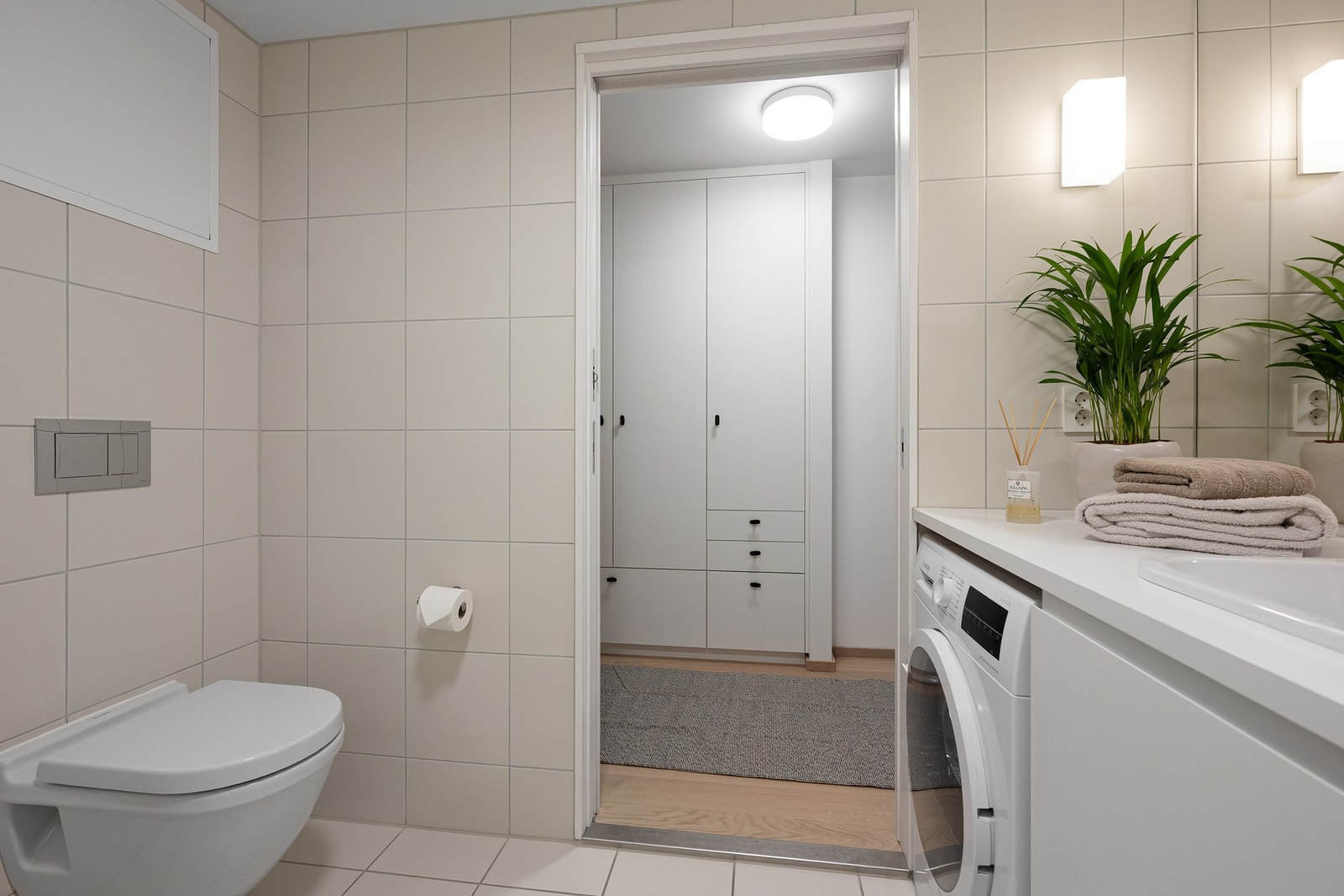 Begge badene har samme moderne fargevalg og materialer. Galleribilde