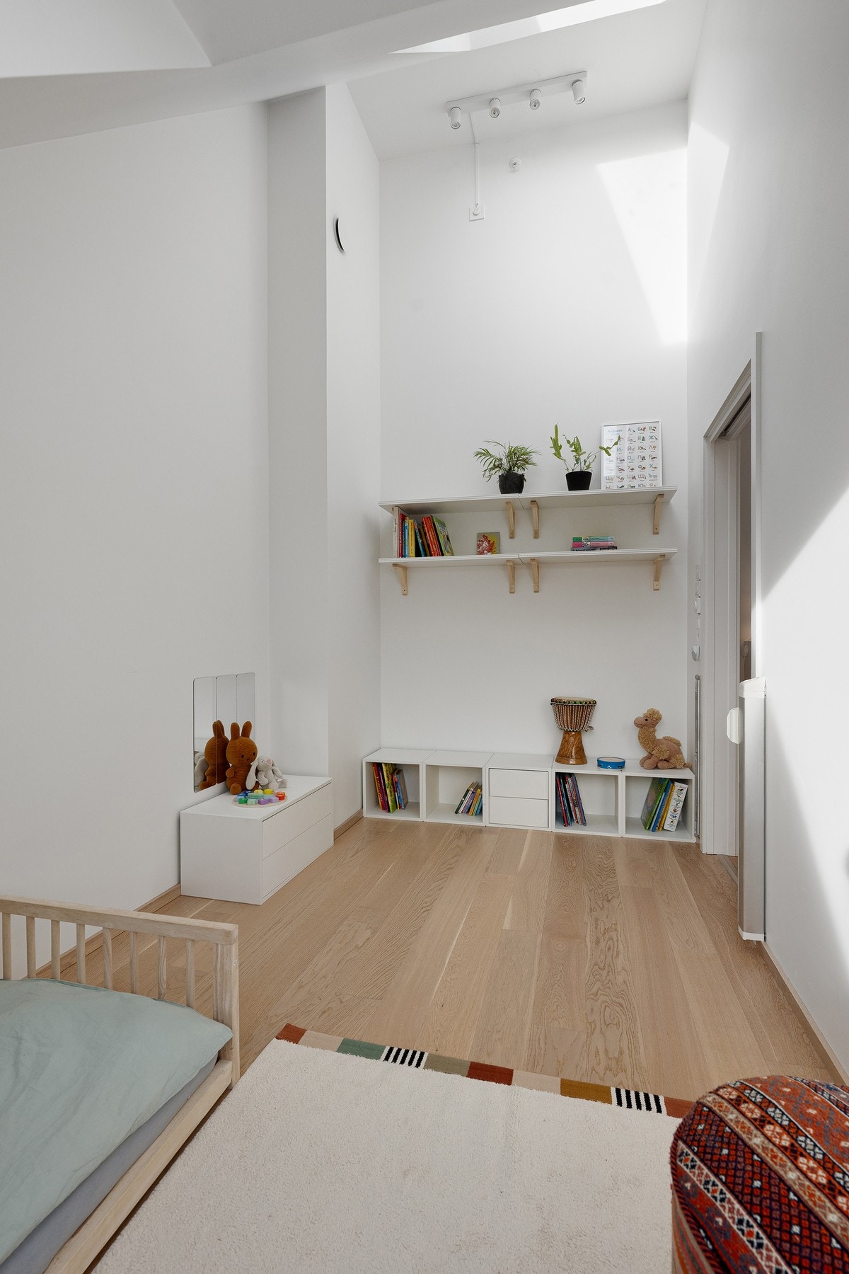 Rommene har plass til ønsket møblement samt å ha venner på besøk. Galleribilde