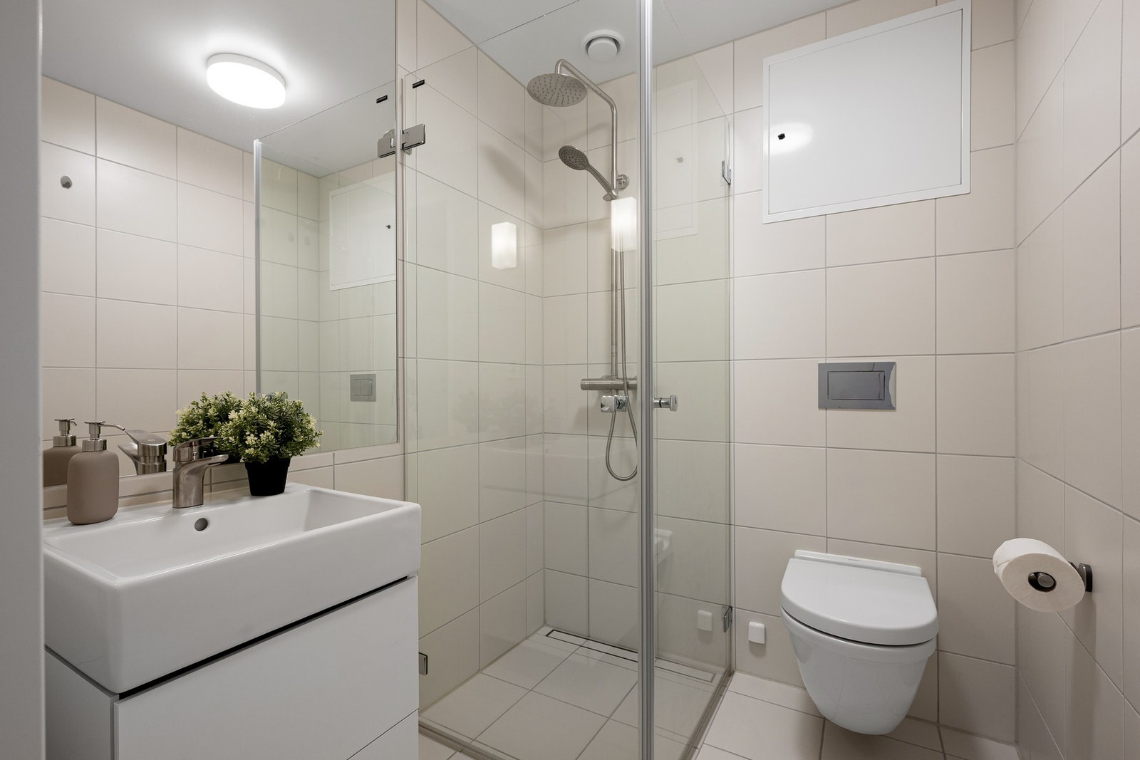 Leiligheten har to bad, som begge har adkomst fra entreen. Galleribilde