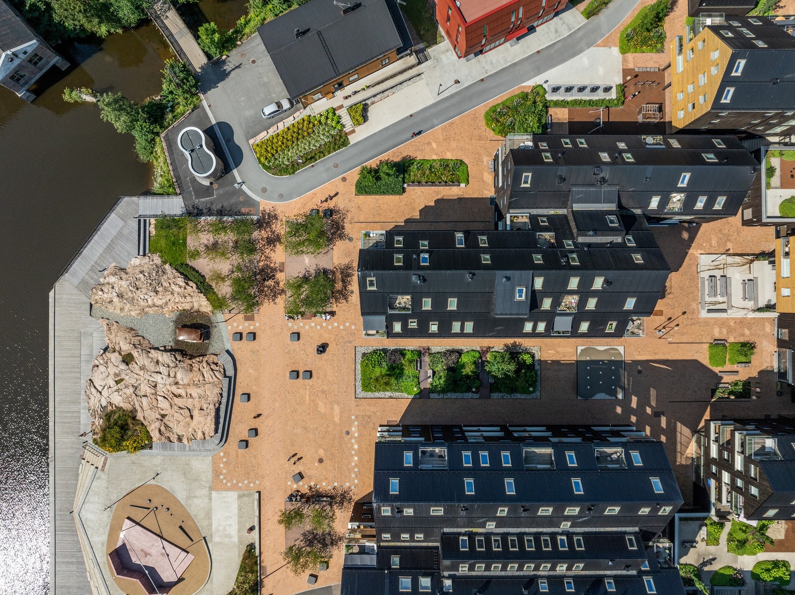 I sentrum finner vi torg, byrom og grønne lunger og blant annet dagligvarebutikk, bibliotek, innbyggertorg m.m. Galleribilde