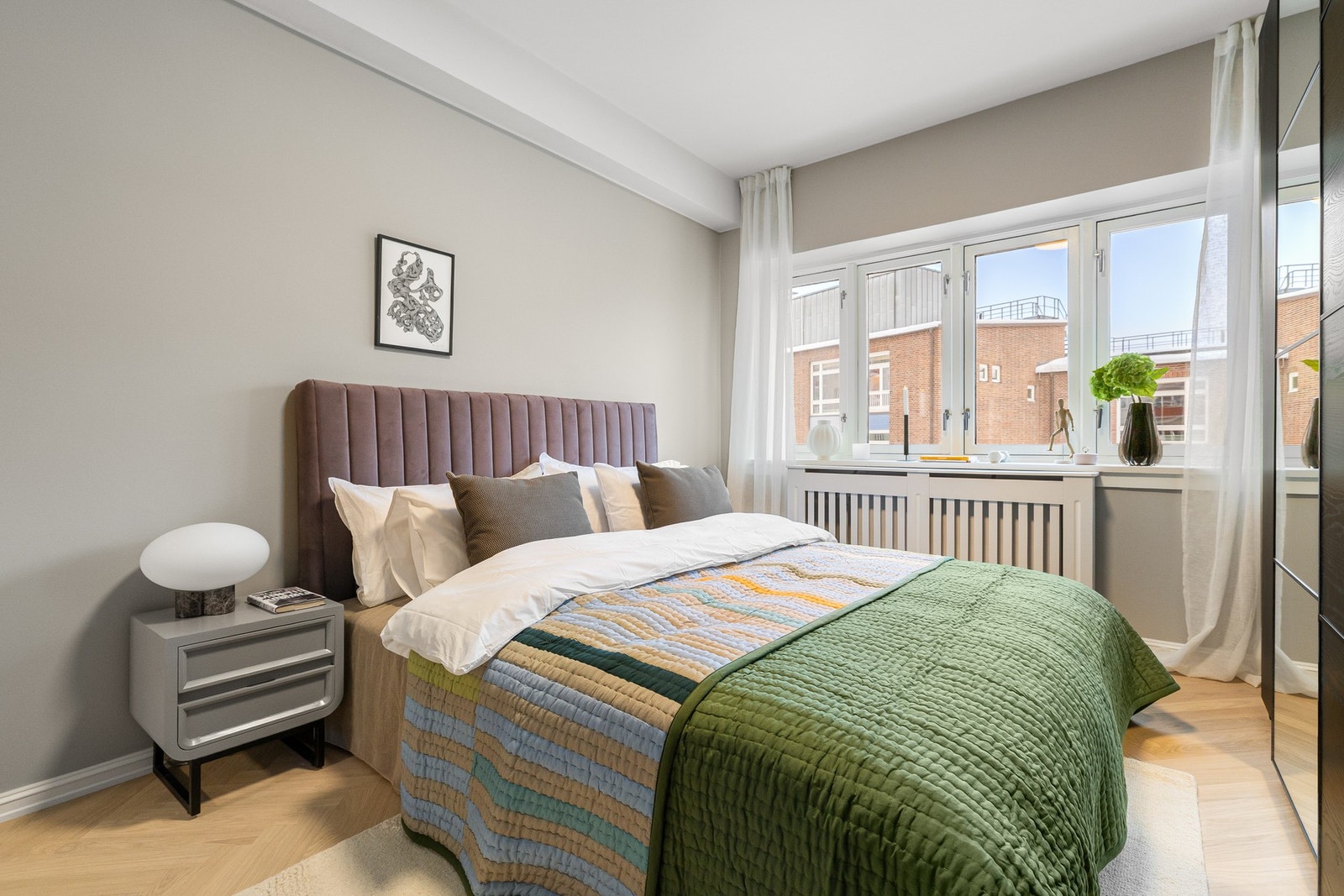 God plass til dobbeltseng og nattbord på begge sider. Galleribilde