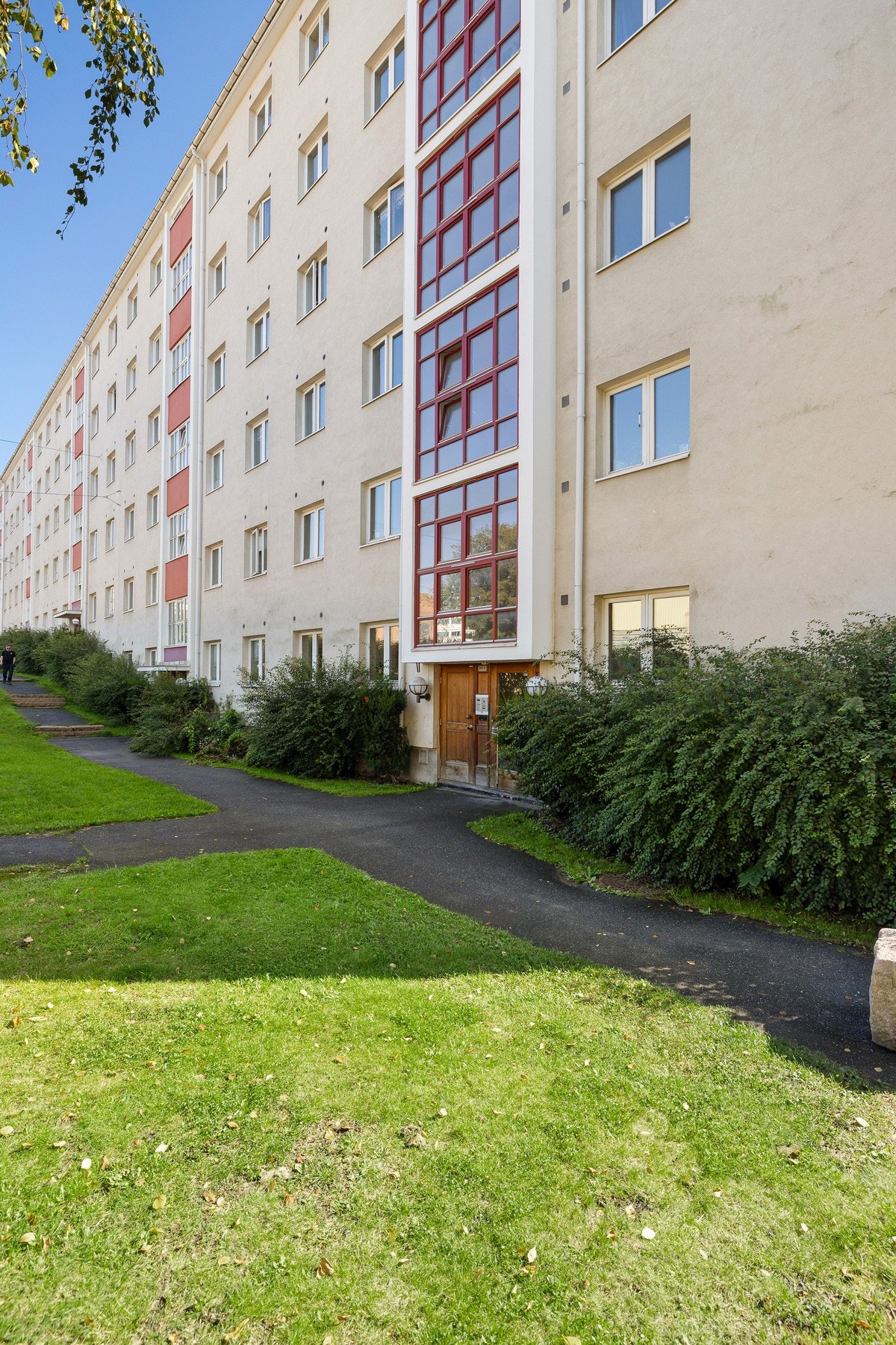 Grønt og opparbeidet rndt bygården. Galleribilde