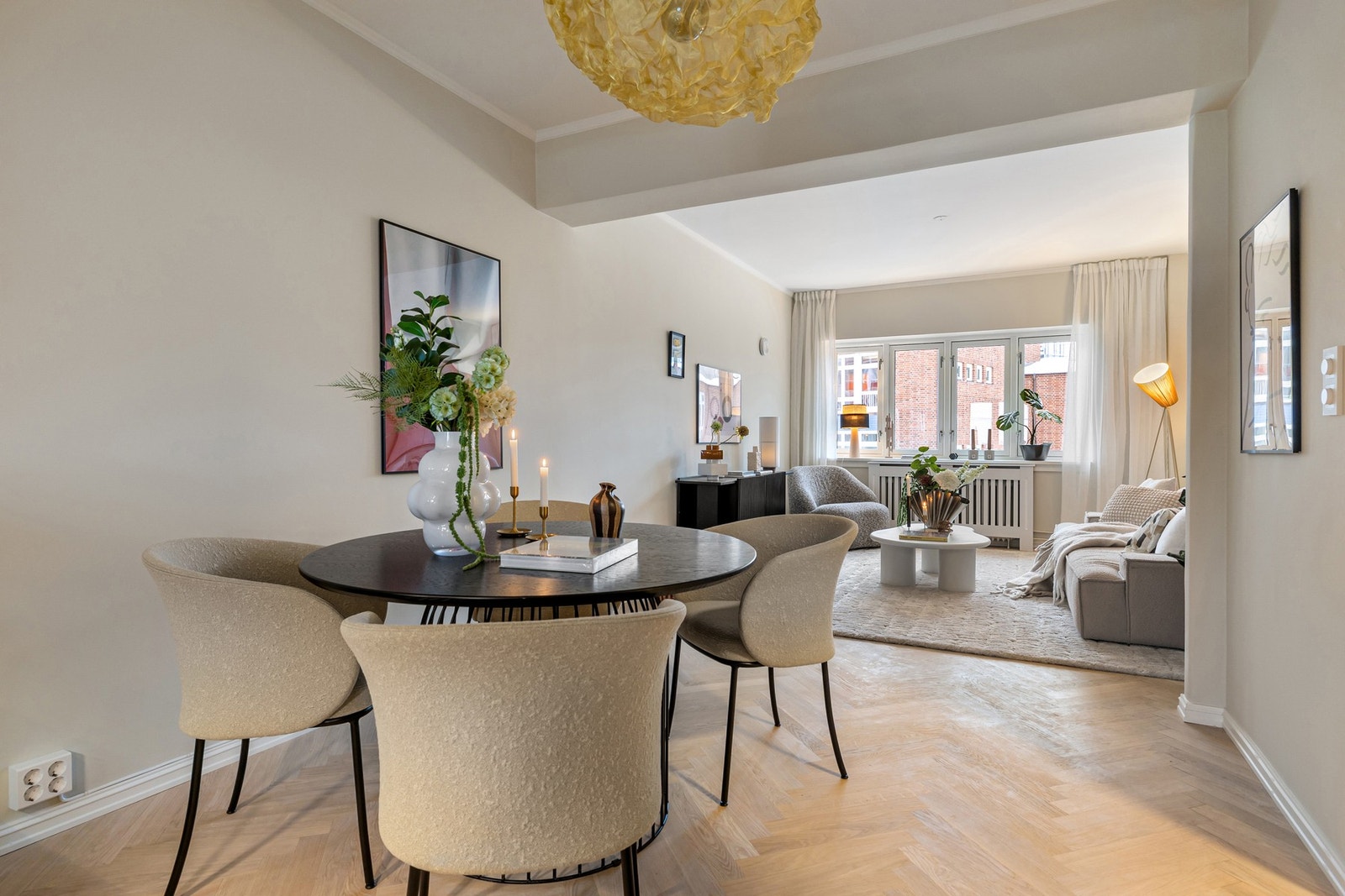 Kjøkkenet ligger i åpen løsning mot stue og spisestue. Galleribilde