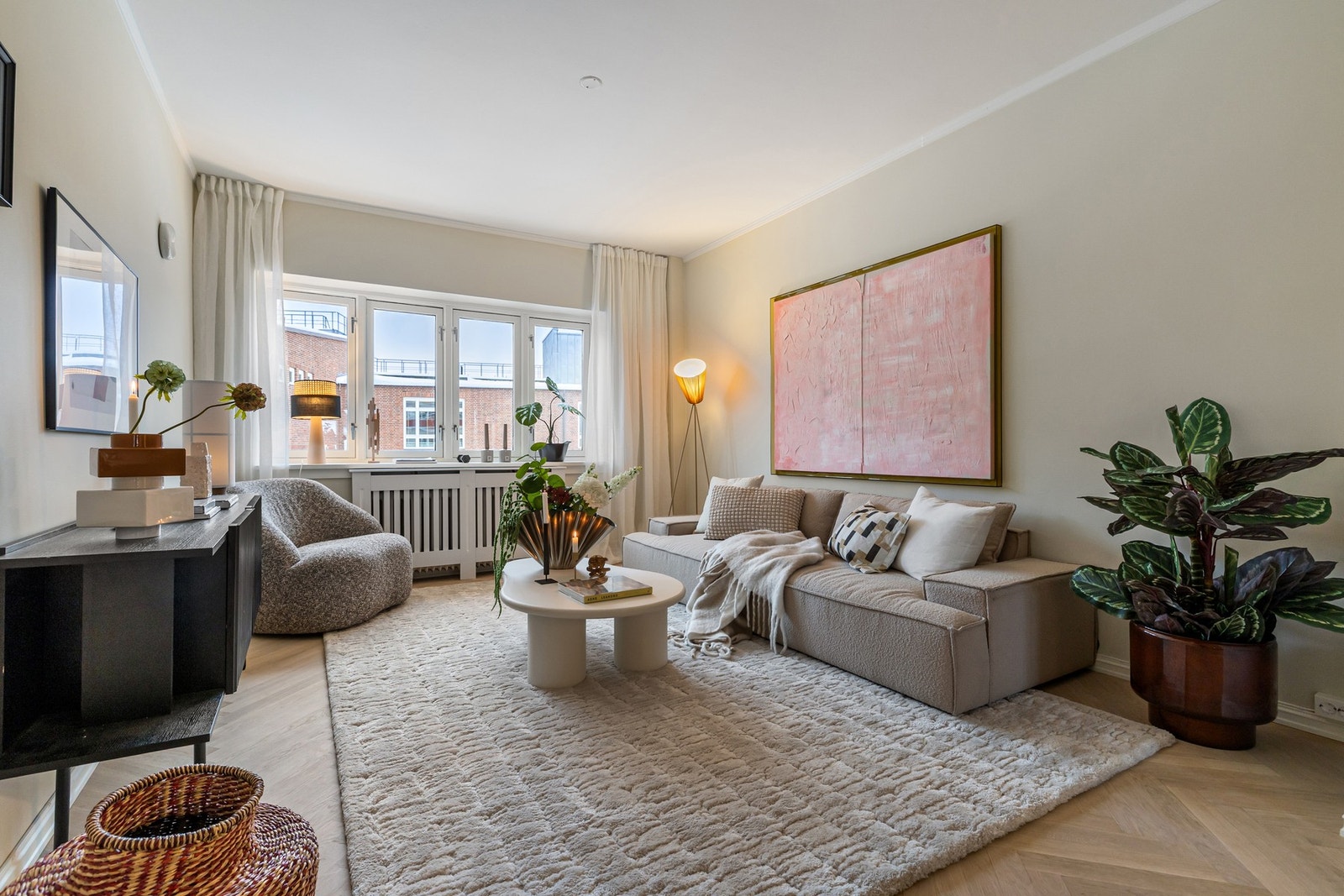 Her er det god plass til både stor sofagruppe, lounge, bord, TV på vegg mv. Galleribilde