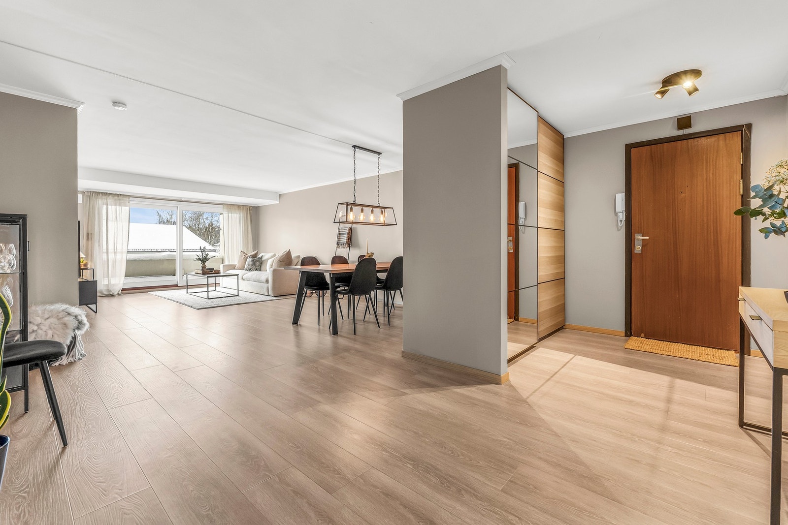 Lys og romslig stue. Galleribilde