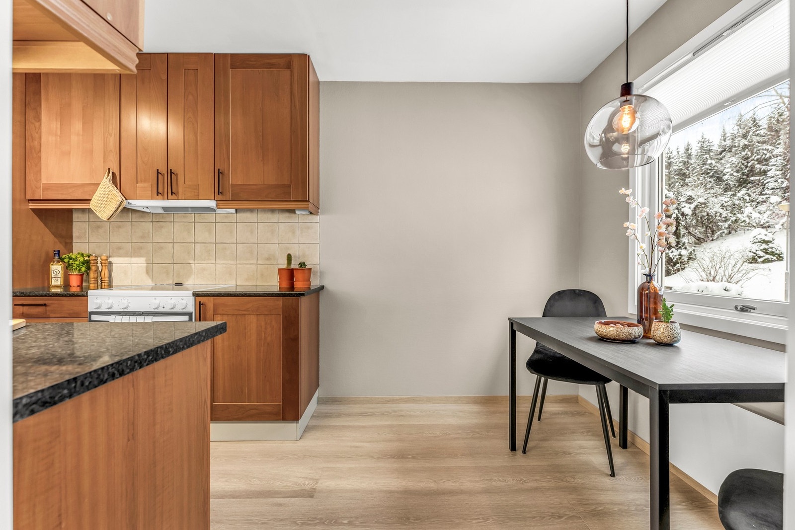 Koselig kjøkken med spiseplass. Galleribilde