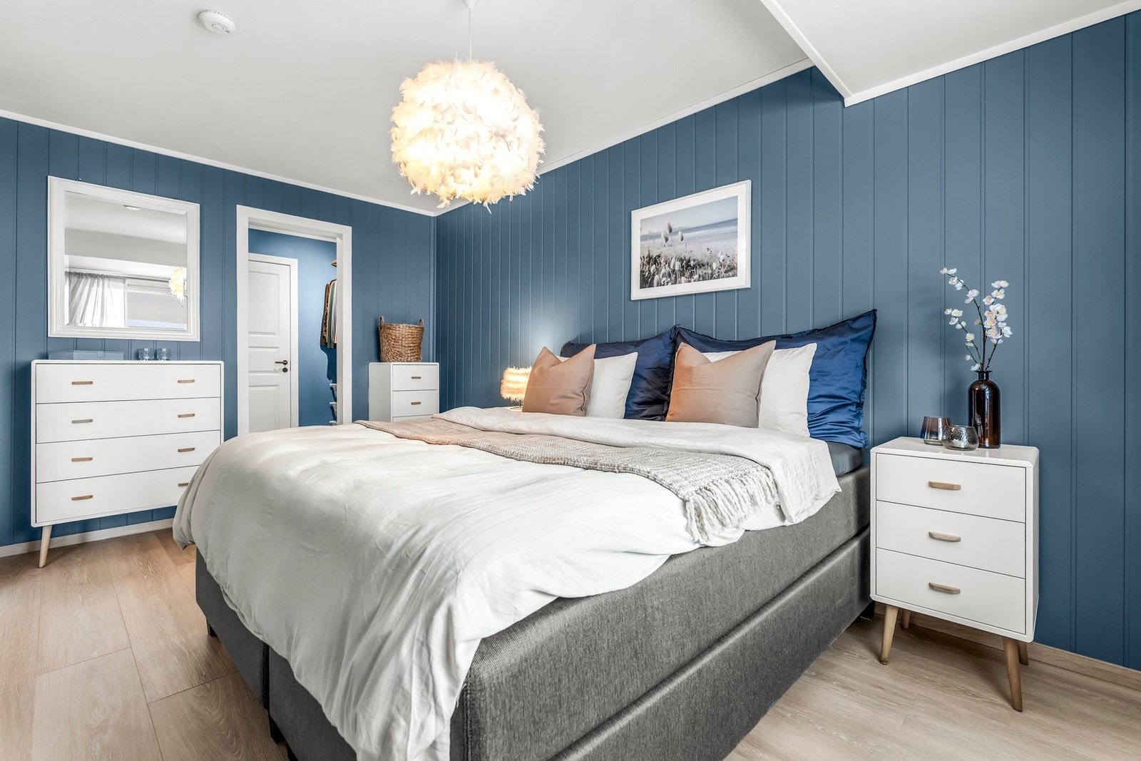 Romslig hovedsoverom med dør inn til walk-in-closet. Galleribilde