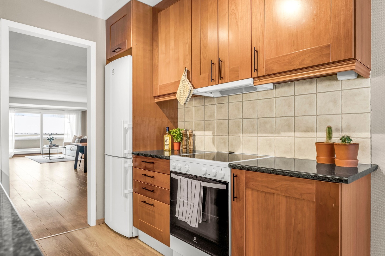 Kjøkkenet har god med skapplass. Hvitevarene følger salget. Galleribilde