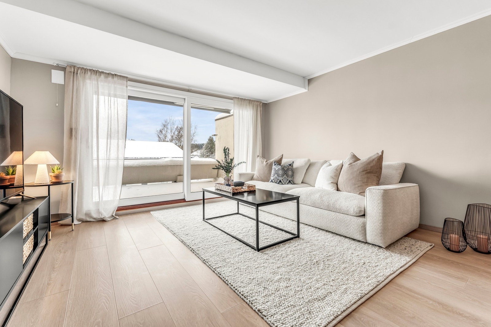 Det er utgang til solrik terrasse med motorisert markeise fra stuen. Galleribilde