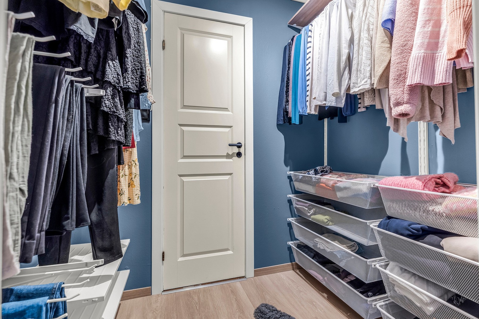 Flott walk-in-closet med dør inn til hovedsoverom og bad. Galleribilde