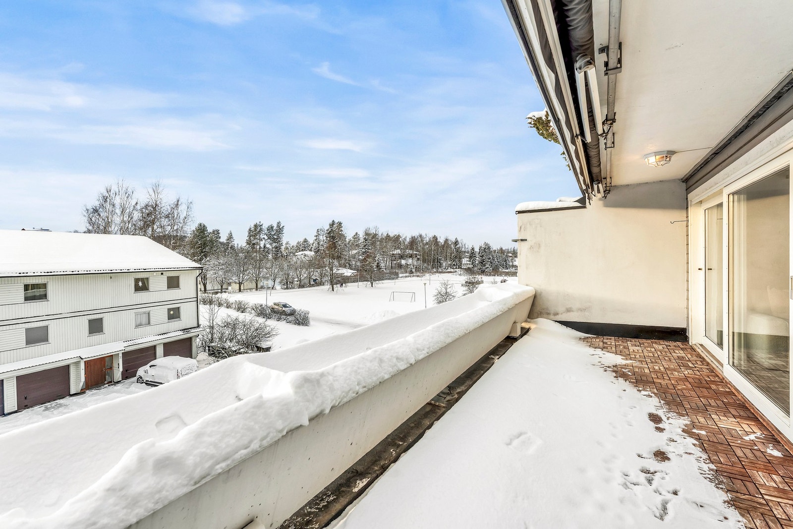Terrassen er dels overbygd og har motorisert markise. Galleribilde