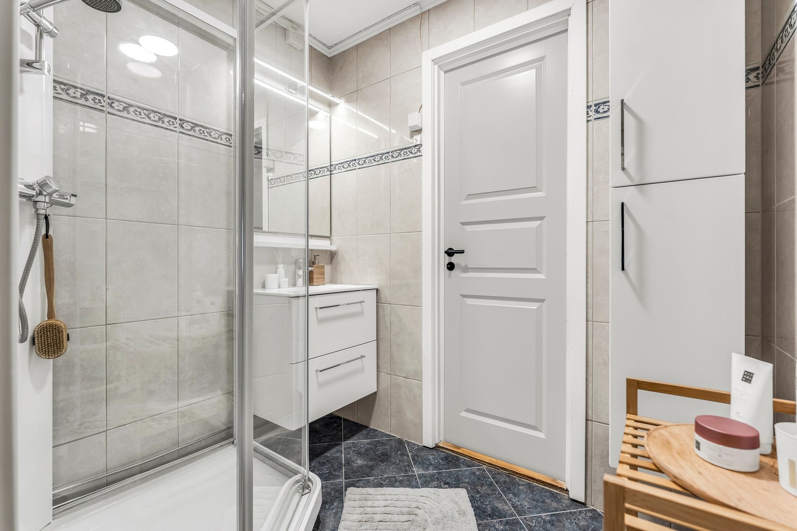 Det er varmekabler i gulvet på badet. Galleribilde