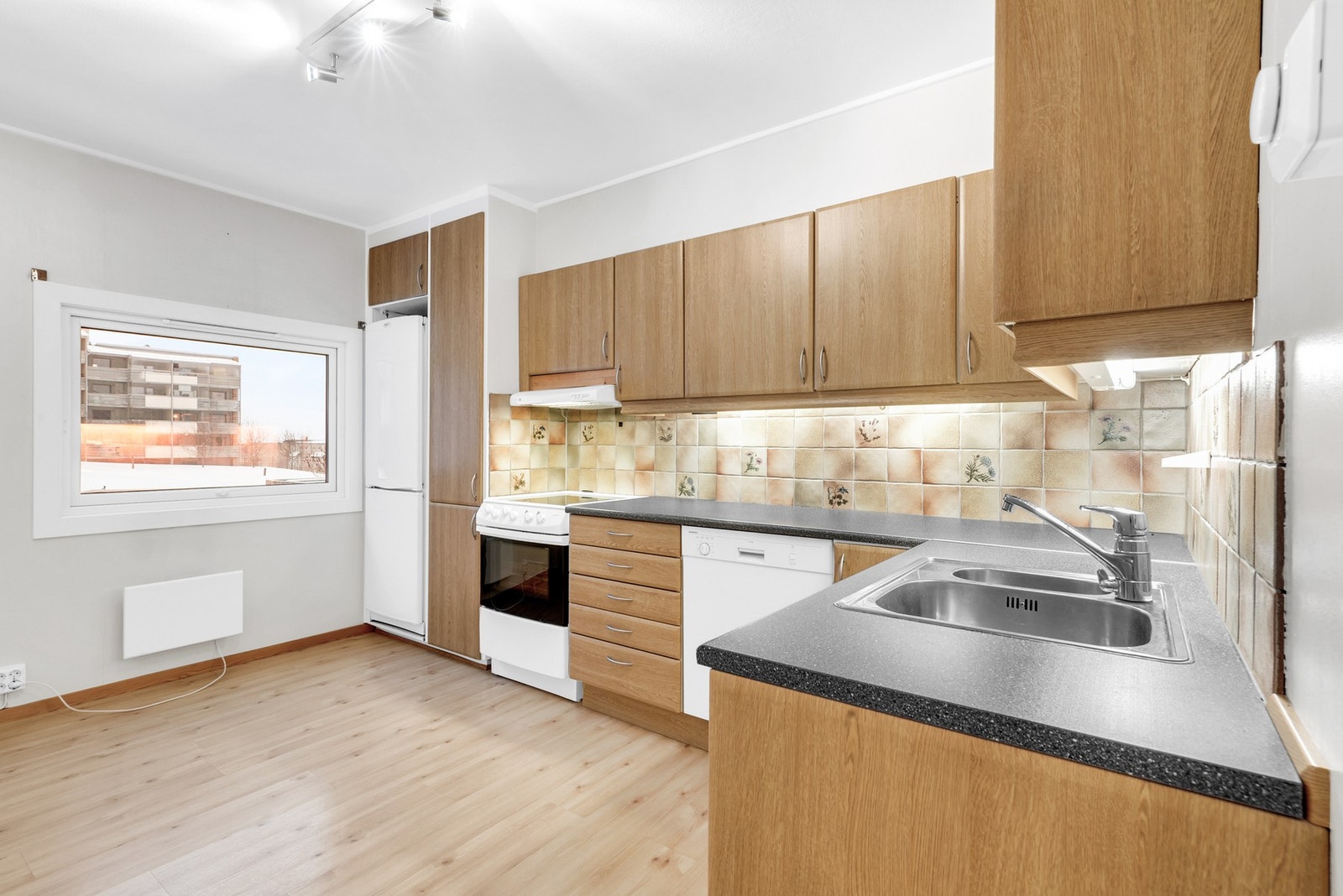 Kjøkkenet er et praktisk og romslig separat rom med godt med både oppbevaringsplass og arbeidsflater. Galleribilde