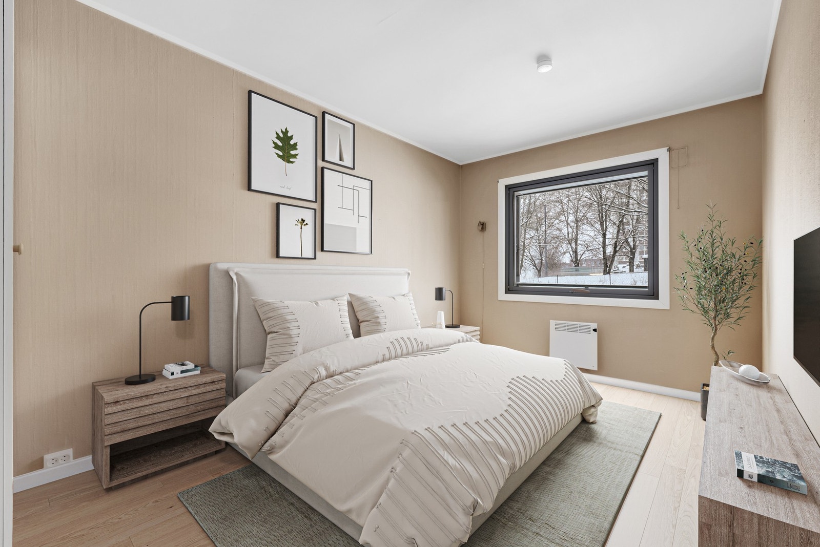 Boligen har to gode soverom. Hovedsoverommet er romslig og har plass til dobbeltseng, nattbord og praktiske oppbevaringsløsninger.
Bildet er digitalt stylet. Galleribilde