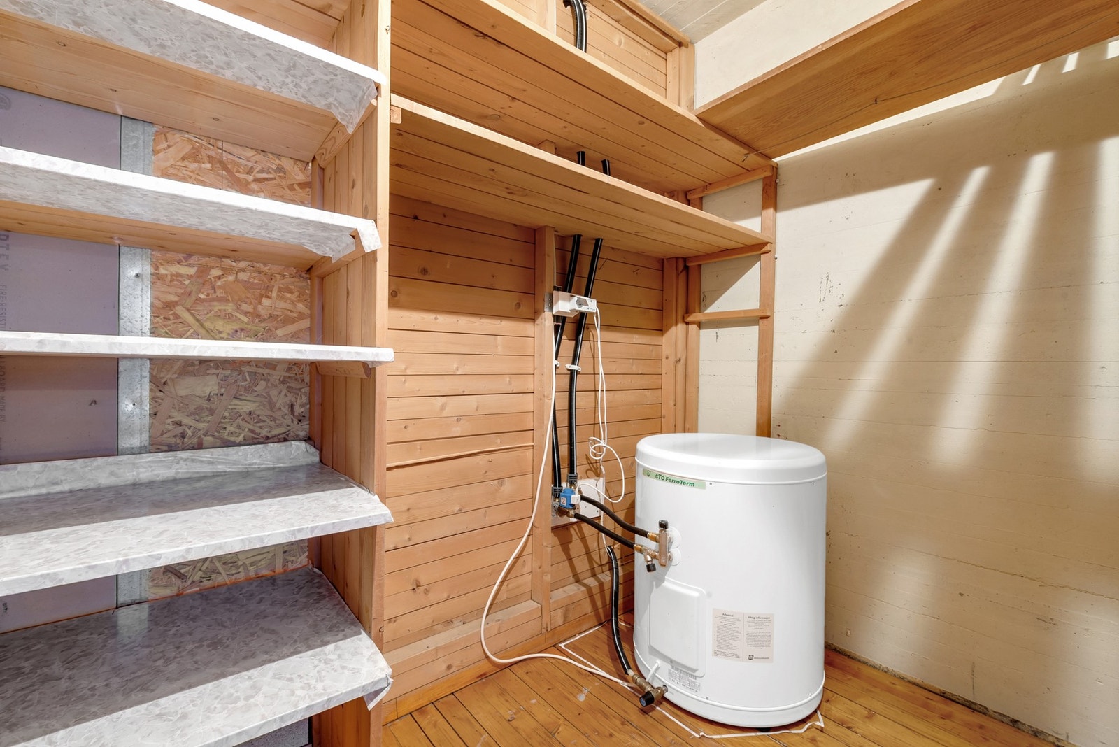 Fra hovedsoverommet er det adgang til en bod som enkelt kan gjøres om til en romslig walk-in-garderobe - en ettertraktet bonus for mange. Galleribilde