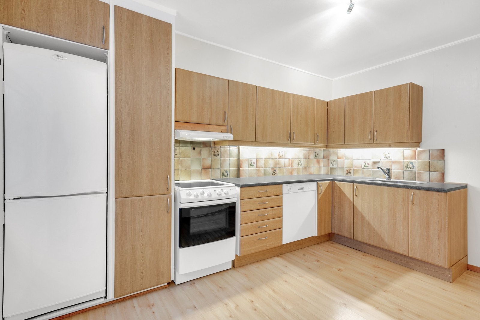 Innredningen har slette fronter og en laminert benkeplate. Galleribilde