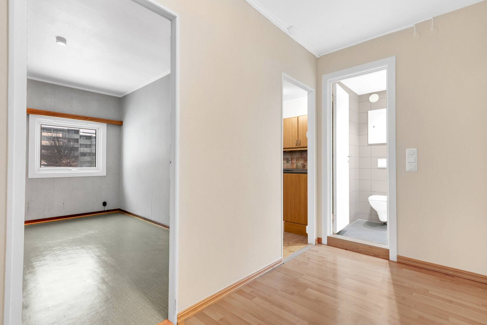 Boligen er gjennomgående, noe som gir flott lysinnfall fra begge sider. Galleribilde