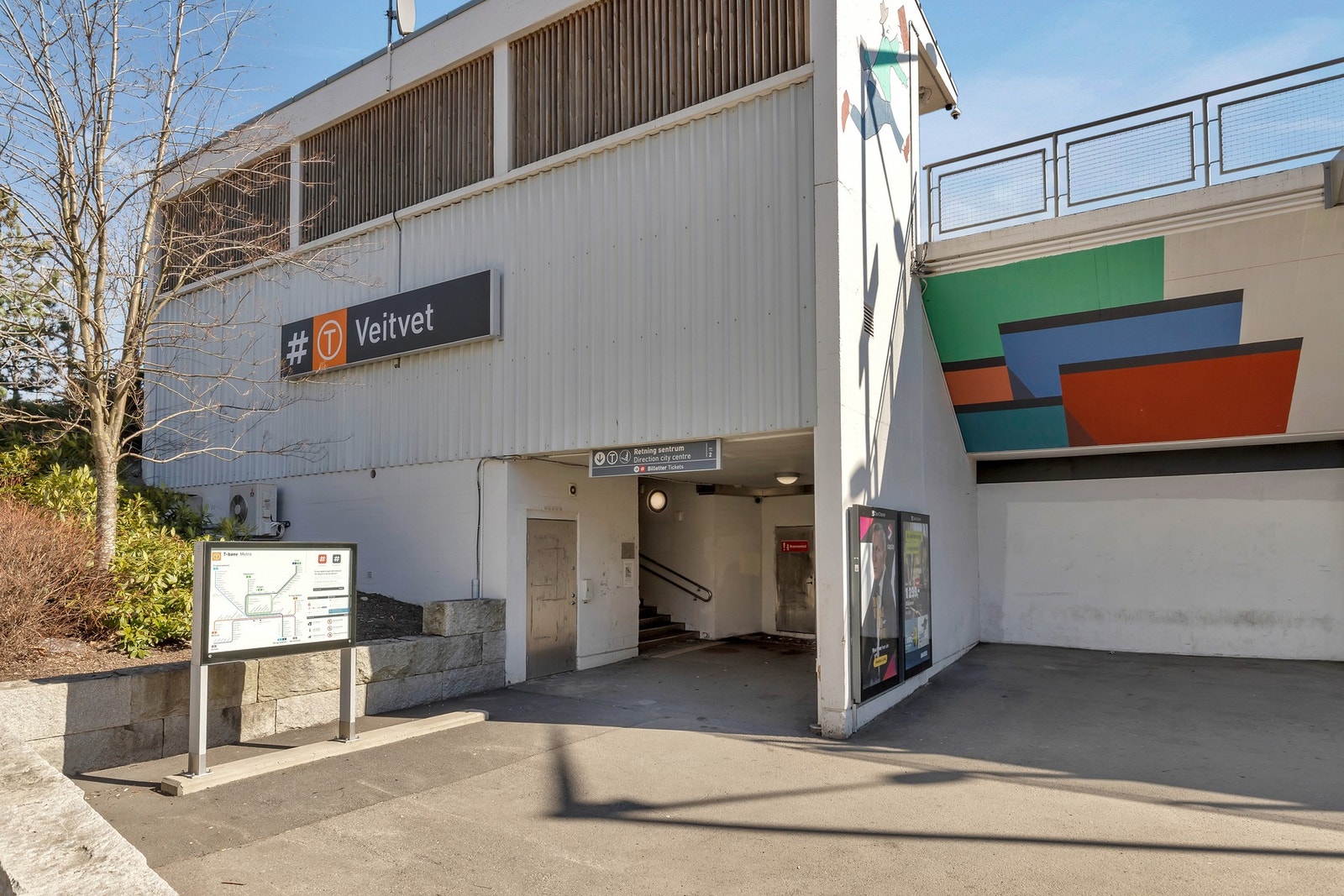 Fra leiligheten er det ca fem minutter til Veitvet T-bane hvor både linje 4 og 5 passerer. Med T-banen tar det kun 15 minutter til du befinner deg på Jernbanetorget. Galleribilde