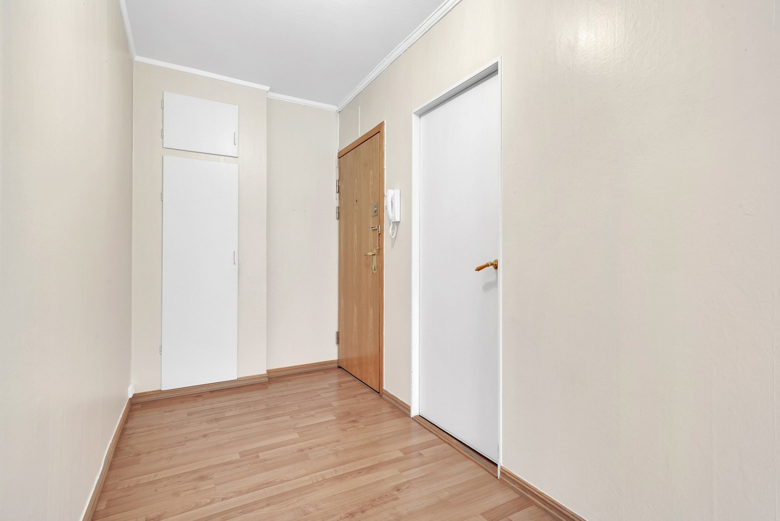 Når du trer inn i boligen, møtes du av en romslig og lys entré. Galleribilde