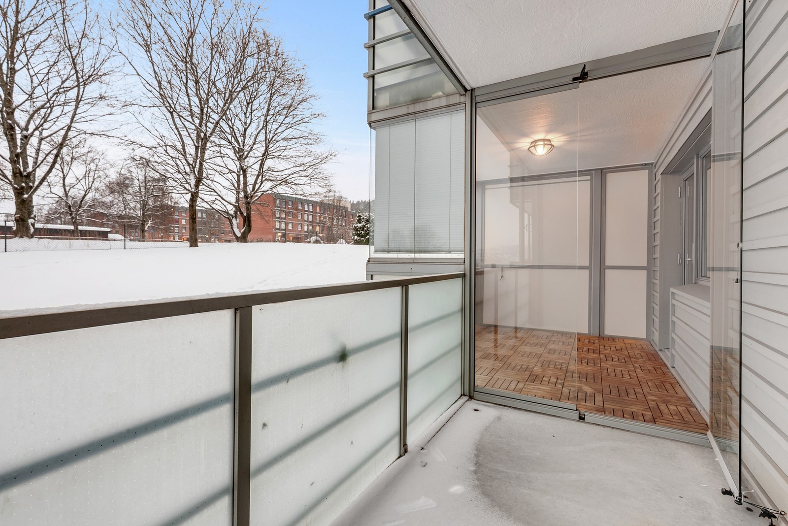 Her kan du nyte frisk luft, en kopp kaffe eller en hyggelig middag, og enkelt sette frem utemøblene når sesongen tillater det. Galleribilde