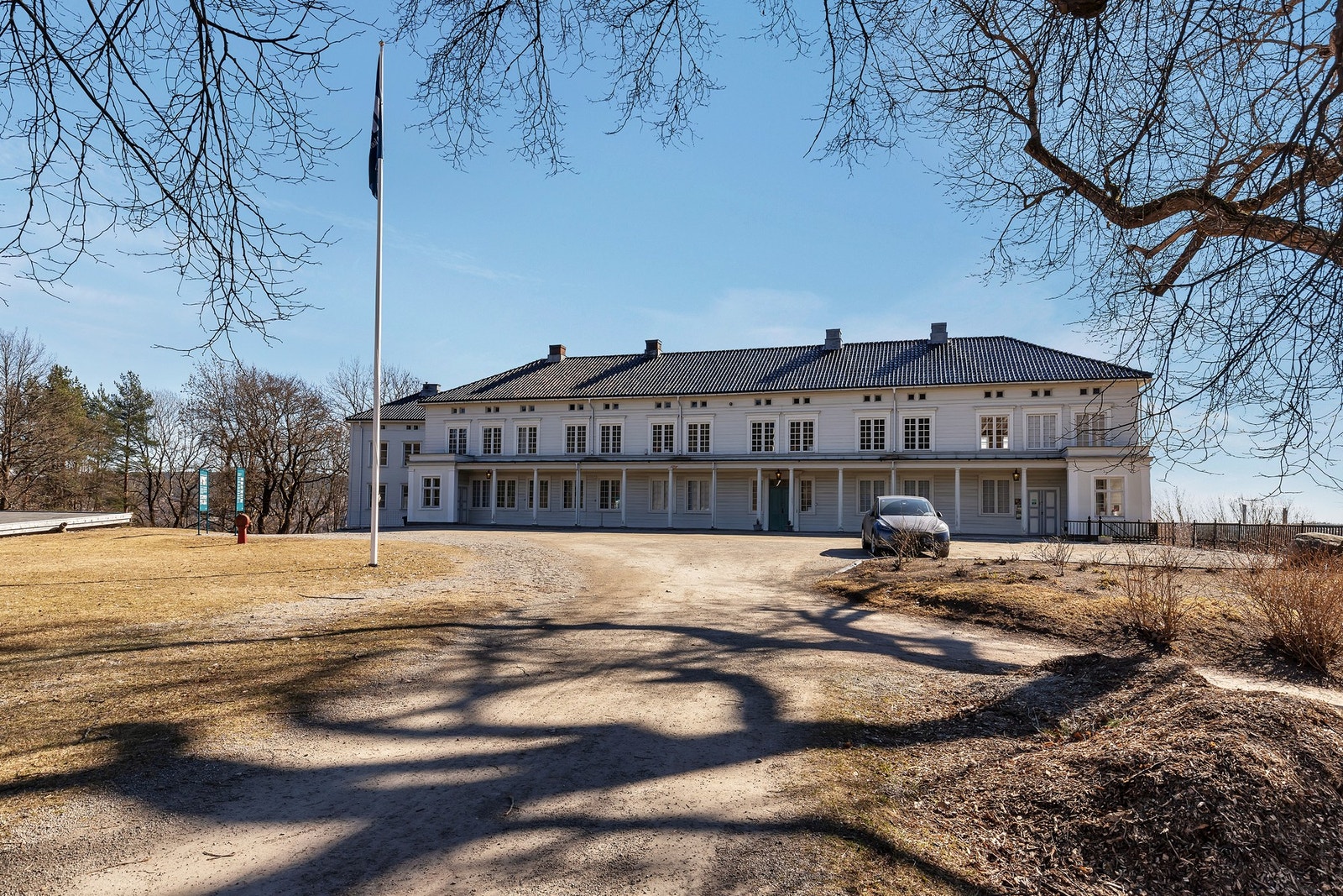 Linderud gård ligger i gangavstand, noe som gir enkel tilgang til både kultur, grøntområder og hyggelige turmuligheter. Galleribilde