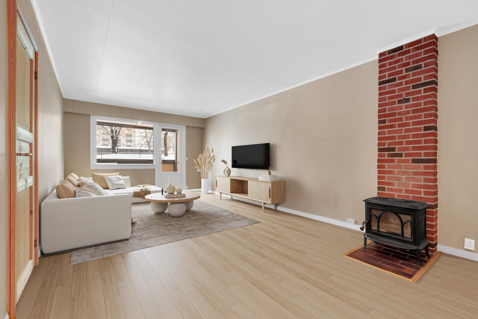 Leiligheten byr på to romslige soverom, et separat kjøkken, baderom fra 2019 med opplegg for vaskemaskin, en romslig stue med peis, innvendig bod og to flotte balkonger - én åpen og én innglasset. Bildet er digitalt stylet. Galleribilde