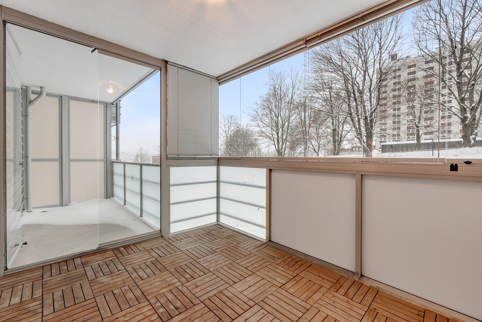 Boligen kan friste med både en åpen balkong og en innglasset balkong - begge vendt mot vest, slik at du får maksimal glede av ettermiddags- og kveldssolen. Galleribilde