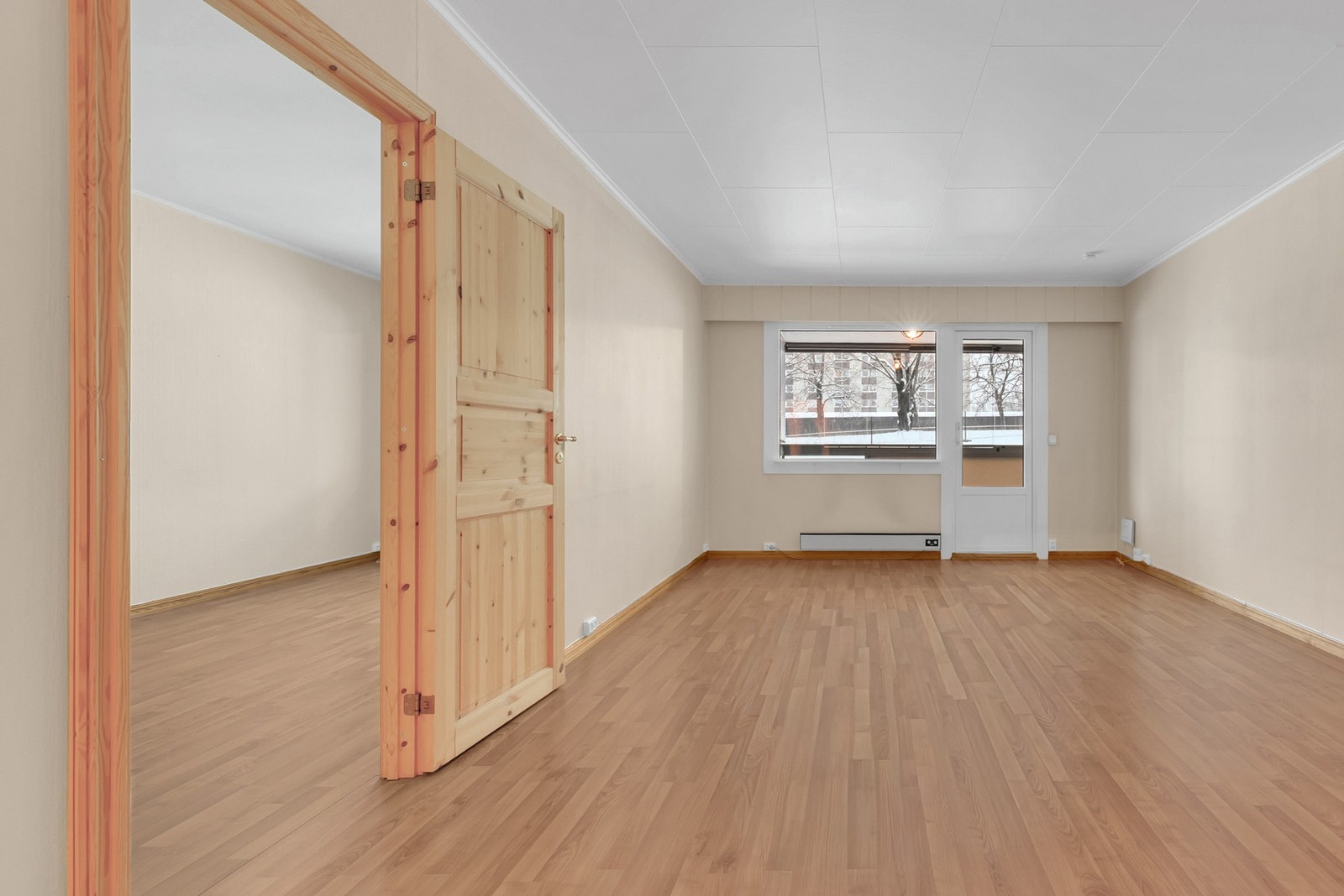 Her får du en romslig stue med gode møbleringsmuligheter og flott naturlig lysinnslipp. Galleribilde